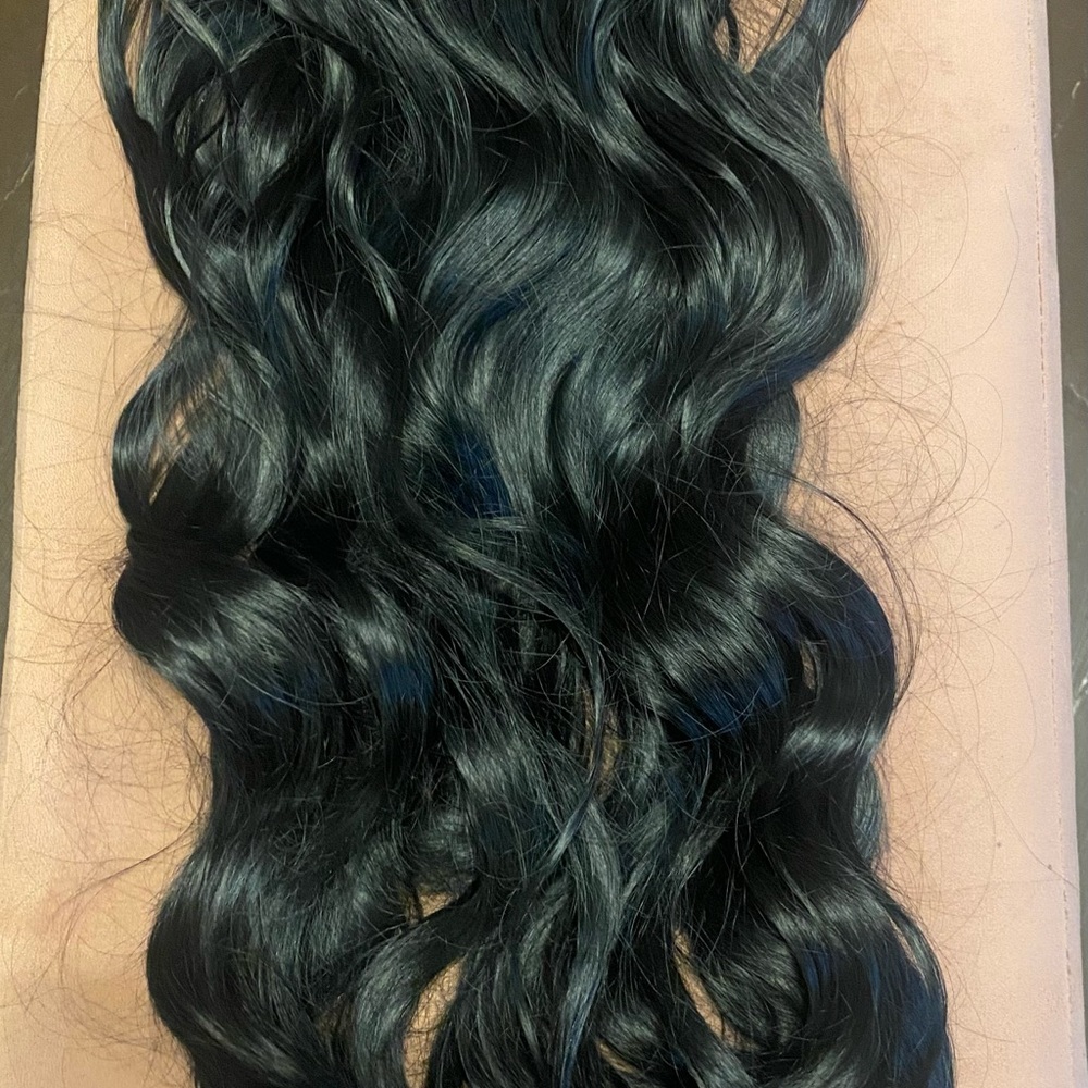 Deep Black Wavy Women’s Clip-in Hair Extension